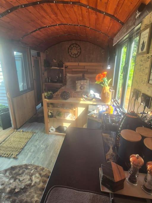 Spinney Retreats - 2 X Unique Shepherds Huts Dog Friendly Northampton Exterior photo